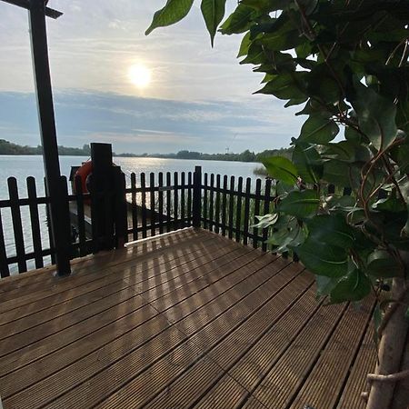 Lodge On The Lake At Lakeside Holiday Park Chichester Esterno foto