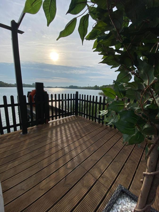 Lodge On The Lake At Lakeside Holiday Park Chichester Esterno foto