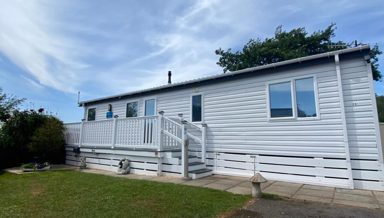 Lodge On The Lake At Lakeside Holiday Park Chichester Esterno foto
