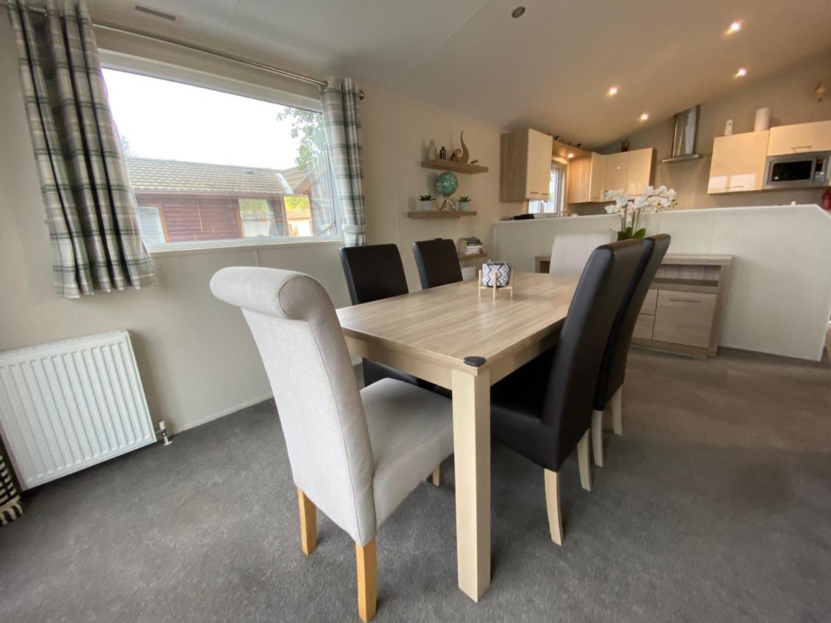 Lodge On The Lake At Lakeside Holiday Park Chichester Esterno foto