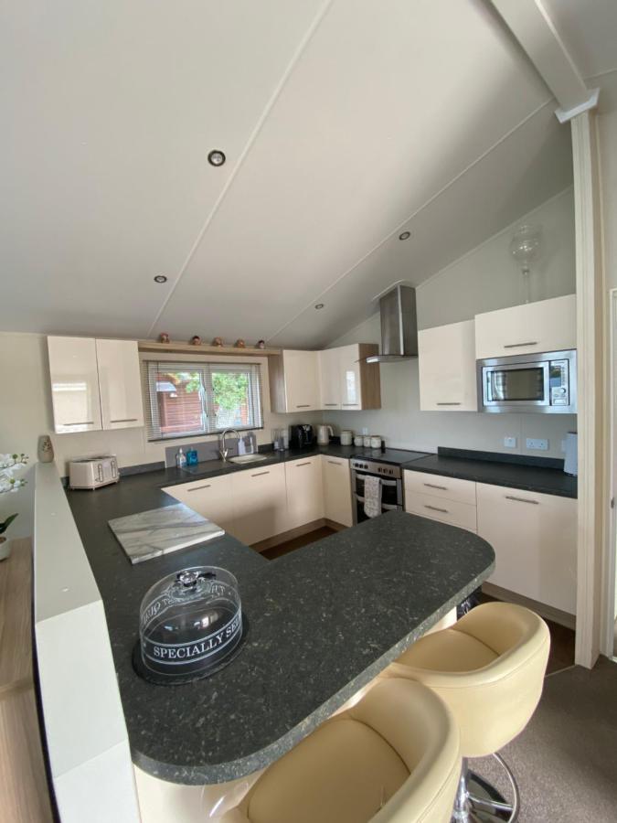 Lodge On The Lake At Lakeside Holiday Park Chichester Esterno foto