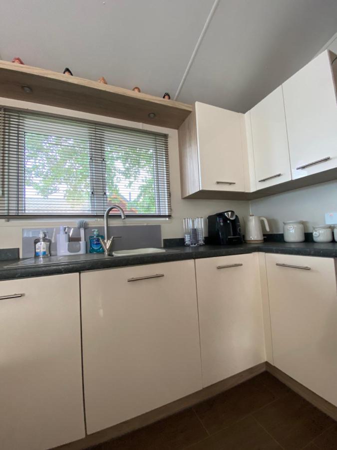 Lodge On The Lake At Lakeside Holiday Park Chichester Esterno foto
