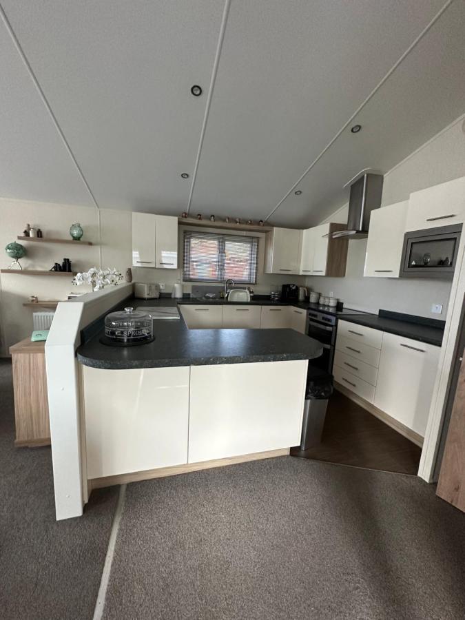 Lodge On The Lake At Lakeside Holiday Park Chichester Esterno foto