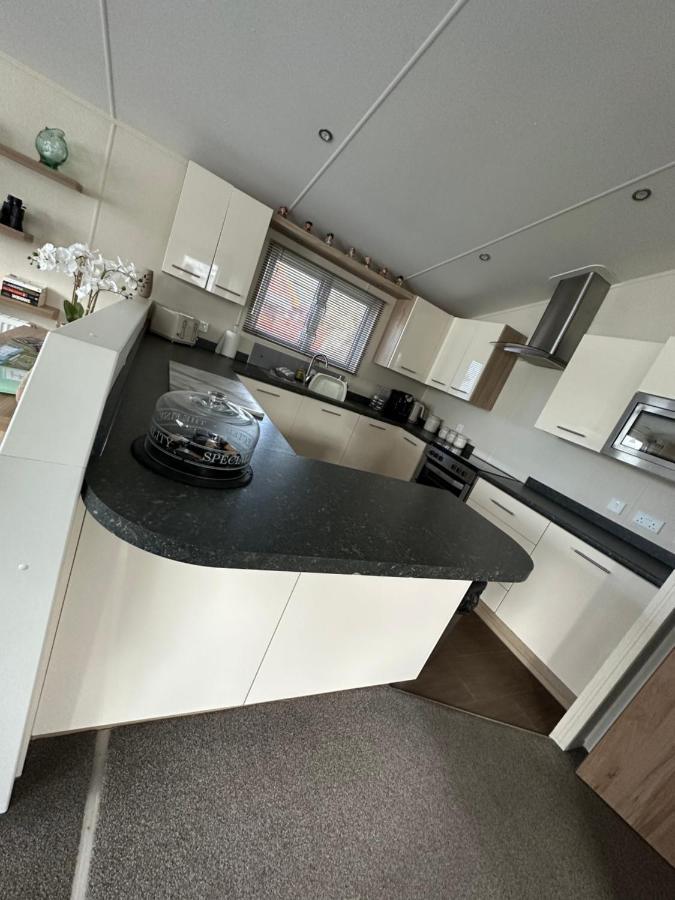Lodge On The Lake At Lakeside Holiday Park Chichester Esterno foto