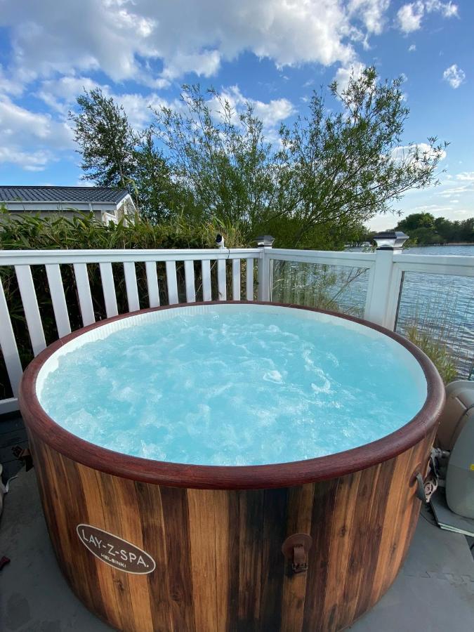 Lodge On The Lake At Lakeside Holiday Park Chichester Esterno foto